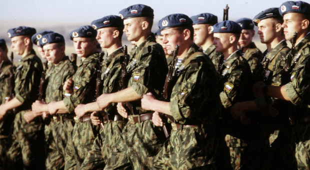 Ustawa zabrania wojskowym i żołnierzom poborowym opisywania w internecie, a także opowiadania dziennikarzom o elementach ich służby, o byłych towarzyszach ze służby i ich krewnych (fot.wikipedia.org/US Air Force) Rosja: Żołnierze nie mogą opowiadać o swojej pracy