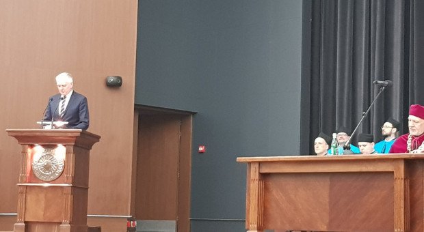 Jarosław Gowin uczestniczył w święcie Uniwersytetu Mikołaja Kopernika w Toruniu (fot. twitter.com/ZawadaKasia) Gowin: Uniwersytet Mikołaja Kopernika jest jedną z najdynamiczniej rozwijających się uczelni