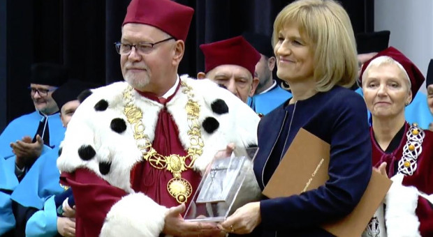 Uniwersytet Mikołaja Kopernika w Toruniu docenił m.in. byłą kanclerz Justynę Morzy (fot. twitter.com/UMK_Torun) Uniwersytet Mikołaja Kopernika odznaczył profesorów, pracowników i absolwentów