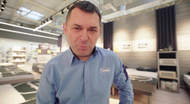 Piotr Padalak, dyrektor generalny Jysk Polska w kadrze z vloga duńskiej firmy meblowej. (fot. Jusk/youtube.com) Jysk prowadzi vloga. W nowym filmie dyrektor generalny marki w Polsce