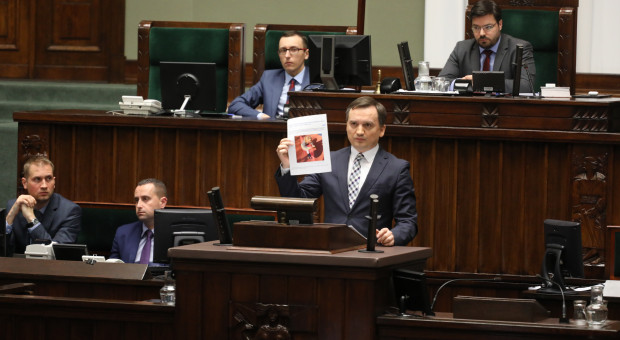 Zbigniew Ziobro, który kieruje resortem odpowiedzialnym za więziennictwo - resortem sprawiedliwości. (fot. Rafał Zambrzycki/Sejm RP/flickr.com/CC BY 2.0) Trwa opiniowanie płac dla zatrudnionych w jednostkach organizacyjnych resortu sprawiedliwości