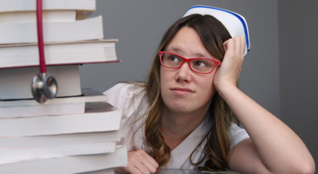 W Polsce dotkliwie brakuje pielęgniarek, a tych z kwalifikacjami do opieki nad uczniami jest jeszcze mniej (fot.shutterstock.com) Pielęgniarki nie chcą pracować w szkole. Wynagrodzenia za niskie