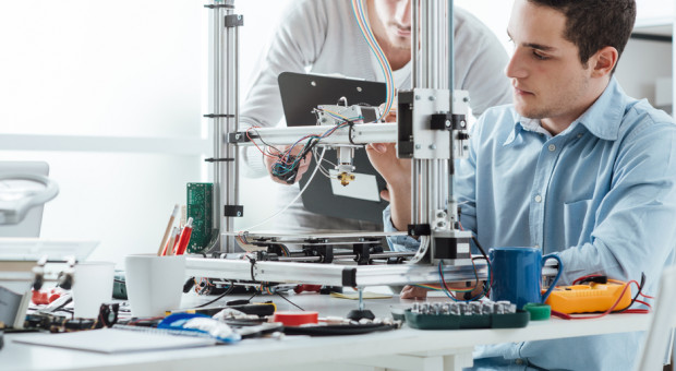 Mężczyźni znacznie częściej interesują się inżynierią a kobiety medycyną i naukami przyrodniczymi. (fot.shutterstock.com) 3M zapytało o wymarzone zawody. Liderzy są bardzo techniczni