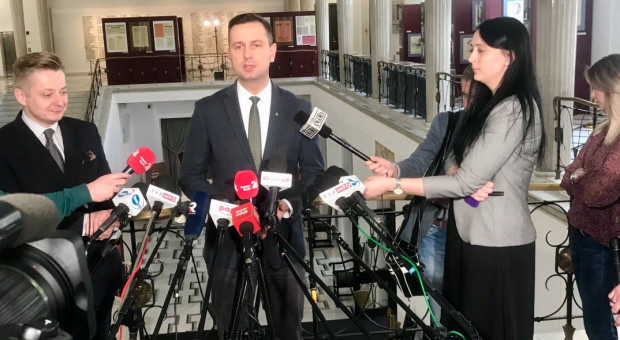 Według wyliczeń ludowców, koszt proponowanych rozwiązań to ok. 8 mld zł. Fot. Twitter PSL ma gotowy projekt podwyżek dla budżetówki. Będą kosztował 8 mld zł