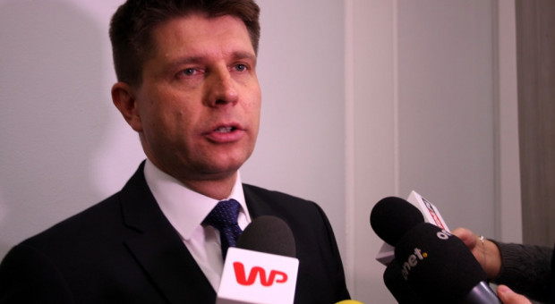Podczas konferencji prasowej w Sejmie Petru oświadczył, że "w NBP mamy w tym momencie paraliż, szczególnie dwóch departamentów - departamentu komunikacji i departamentu gabinetu prezesa". Fot. Piotr Drabik/wikimedia, licencja CC BY 2.0 Ryszard Petru namawia prezesa NBP do złożenia rezygnacji