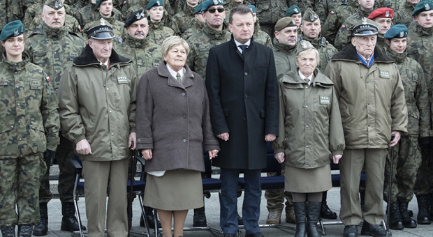 - Dziś rozpoczynamy kolejną edycję naszej akcji Spokrewnieni służbą - mówił podczas uroczystości Mariusz Błaszczak. fot. MON Żołnierze oddają krew