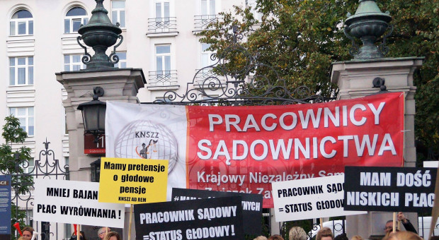 Środowiska administracji sądowej mobilizują się w walce o wyższe płące. (fot. facebook.com/KNSZZ-Ad-Rem) Protesty pracowników sądów nie tylko w stolicy