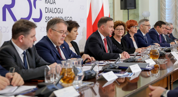 Andrzej Duda powiedział, że należy wypracować takie rozwiązania, które doprowadzą do ograniczenia liczby emerytur niższych niż świadczenie minimalne. (fot.prezydent.pl) Polacy narzekają na niskie emerytury. Prezydent Duda apeluje o zmiany