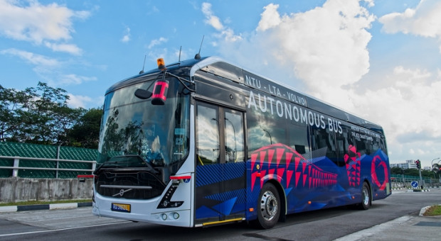 Autobusy bez kierowców testowano na uczelnianym kampusie. (fot.media.ntu.edu.sg) Autonomiczny bus na kampusie Nanyang Technology University