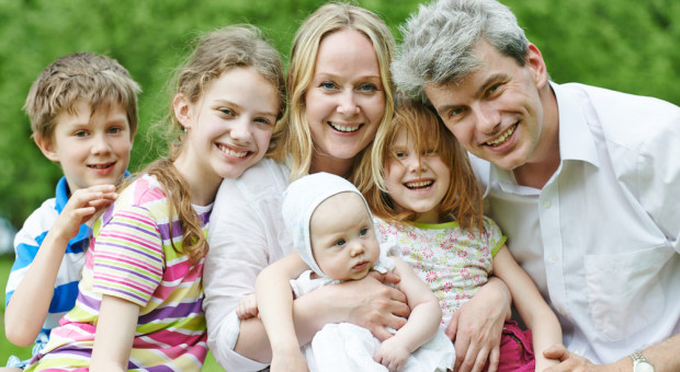 O świadczenie w ramach programu "Mama 4 plus" mogą się ubiegać matki po osiągnięciu wieku emerytalnego 60 lat. (fot.shutterstock.com) W pięć dni 17,3 tys. wniosków o świadczenie"Mama 4 plus"
