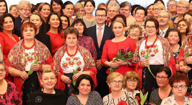 Żeby rzeczywiście była równość, była rzeczywista równość pomiędzy kobietami a mężczyznami na rynku pracy. To jest niezwykle ważne - zaznaczył premier. (fot. Twitter/Kancelaria Premiera) Premier Morawiecki o równości kobiet i mężczyzn na rynku pracy