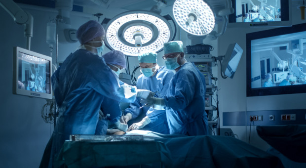 Prokuratura oskarżyła R. o narażenie pacjenta na bezpośrednie niebezpieczeństwo utraty życia albo ciężkiego uszczerbku na zdrowiu. (fot.shutterstock.com) Chirurg zostawił serwety w ciele pacjenta. Wyrok 19 marca
