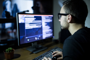 Większość dyrektorów i menadżerów polskich firm boi się cyberataku