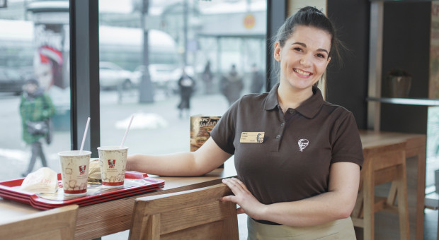 Czy praca w restauracji jest dobrym miejscem dla szukania drogi kariery? Dane z 2018 roku sugerują, że tak. (fot. KFC/materiały prasowe) KFC chwali się liczbą kobiet w Polsce
