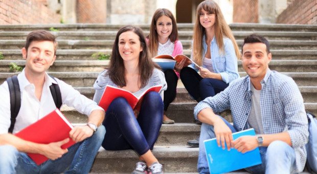 Z możliwości wyjazdu do zagranicznych ośrodków naukowych w ramach programu Erasmus+ korzysta rocznie 15-16 tys. polskich studentów oraz 7-8,5 tys. pracowników uczelni. (fot.shutterstock.com) Pięć lat Erasmus+. Z programu skorzystało już ponad 133 tys. Polaków