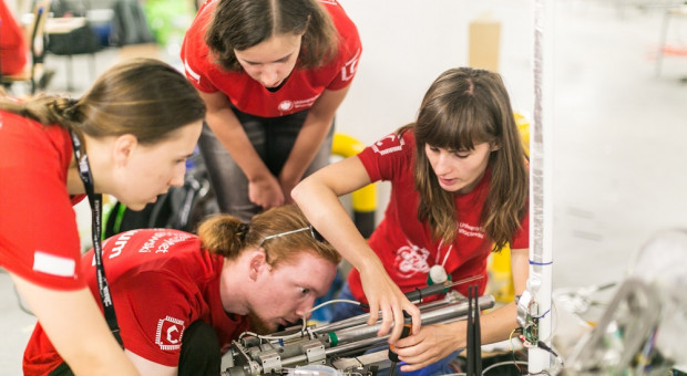 Kobieta w uniwersyteckiej drużynie konstruktorów łazika marsjańskiego czy nawet w roli sędziego podczas zawodów, nikogo już nie dziwi (fot. materiały prasowe) Przyszłość edukacji zawodowej kobiet to zawody techniczne