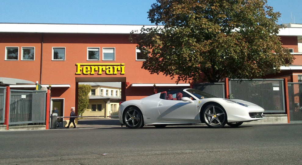 Fabryka Ferrari we włoskiej miejscowości Maranello. (fot. wikimedia.org/CC BY-SA 3.0) Fiat i Ferrari zapewniły pracę włoskim monterom samochodów