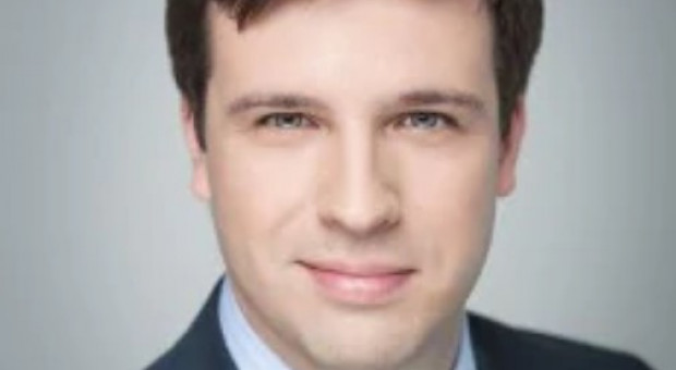 Łukasz Błażejczyk, który został właśnie partnerem w Deloitte Legal, specjalizuje się w prawie korporacyjnym, ze szczególnym uwzględnieniem transakcji M&A dla funduszy private equity i klientów z branż, takich jak FMCG, IT, transport kolejowy czy budownictwo. Fot. mat. pras. Łukasz Błażejczyk nowym partnerem w Kancelarii Deloitte Legal