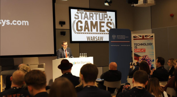 Minister Marek Niedużak podczas Startup Games Warsaw: Im szybciej rośnie liczba prężnie rozwijających się, nowatorskich firm, tym lepiej dla innowacyjności naszej gospodarki, dlatego konsekwentnie budujemy dla nich ekosystem. Fot. Twitter 150 startupów i 35 inwestorów w jednym miejscu. Uczyli się sprzedawać pomysły