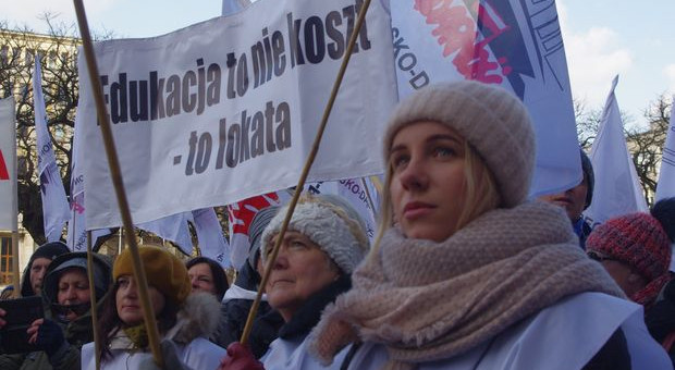 Pikietę rozpoczęto sygnałem szkolnego dzwonka, witając jej uczestników na lekcji, której temat to "Analiza rzeczywistych zarobków nauczycieli". (fot. http://www.solidarnosckatowice.pl) Spory zbiorowe w tysiącu śląskich szkół i pikieta "S"