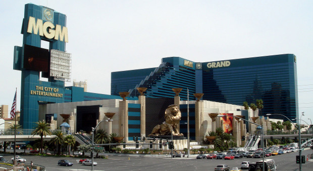 MGM Grand to jeden z hoteli ulokowanych w centrum Las Vegas, miasta uważanego za stolicę hazardu w USA. (fot. Bobak Ha'Eri/wikimedia.org/CC BY 3.0) Trzeci pod względem wielkości hotel świata rozważa automatyzację kasyna