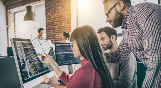 Kobiety rzadko zajmują stanowiska kierownicze w IT. (Fot. Shutterstock) Kobiety w IT zarabiają tyle co mężczyźni?