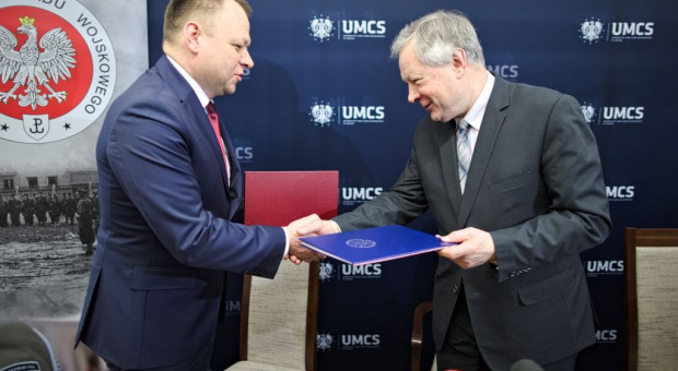 Dokument o współpracy podpisali rektor UMCS prof. Stanisław Michałowski oraz szef SKW Maciej Materka. fot. UMCS Uniwersytet Marii Curie-Skłodowskiej będzie współpracować z Służbą Kontrwywiadu Wojskowego