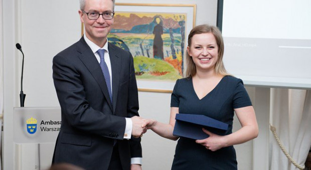 Ambasador Stefan Gullgren wręcza nagrodę laureatce Paulinie Pergoł (fot. Dorota Białkowska/www.swedenabroad.se/pl/) Paulina Pergoł laureatką Nagrody Pielęgniarskiej Królowej Sylwii