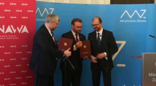 Minister i dyrektor Narodowej Agencji Wymiany Akademickiej Łukasz Wojdyga podpisali w czwartek (21 marca) w Warszawie umowę (fot.;twitter.com/MinZdrowia) Stu młodych lekarzy wyjedzie na staż do najlepszych ośrodków w USA