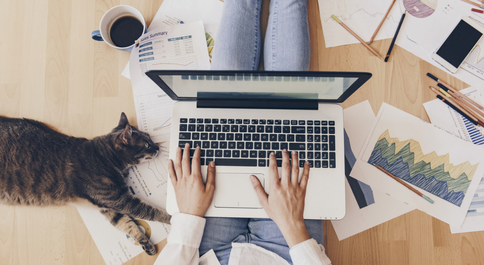 Kolejne firmy zamykają swoje siedziby i decydują się na pracę zdalną (fot. Shutterstock) Kolejne firmy decydują się na pracę zdalną. Czego unikać i o czym pamiętać