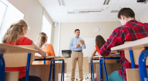 Ponad 64 proc. Polaków jest przeciw strajkom nauczycieli w czasie zbliżających się egzaminów gimnazjalistów i ósmoklasistów. (Fot. Shutterstock) Polacy za podwyżkami dla nauczycieli, ale przeciw strajkom podczas egzaminów