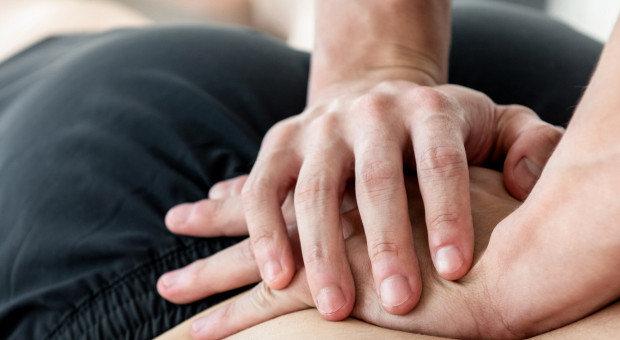 Pracujący korzystają z masażów, bezpłatnych porad i konsultacji zdrowotnych, konsultacji ergonomicznych na stanowiskach pracy, indywidualnie przygotowywanych zestawów ćwiczeń (Shutterstock.com) Lidl w trosce o zdrowie magazynierów. Oferuje pomoc fizjoterapeuty w miejscu pracy