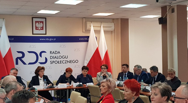 Zebrani nauczyciele i strona rządowa w czasie kolejnej tury rozmów o podwyżkach dla środowiska. Obradowano w siedzibie Rady Dialogi Społecznego. (fot. ZNP/twitter.com) "Piątka Kaczyńskiego nie może usprawiedliwiać ignorowania żądań nauczycieli"