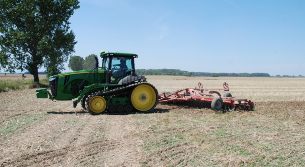 Najniższe stawki dotyczą operatorów z najmniejszym doświadczeniem lub wykonujących stosunkowo proste czynności. (Fot. kh/Farmer.pl) Ile zarabia traktorzysta?