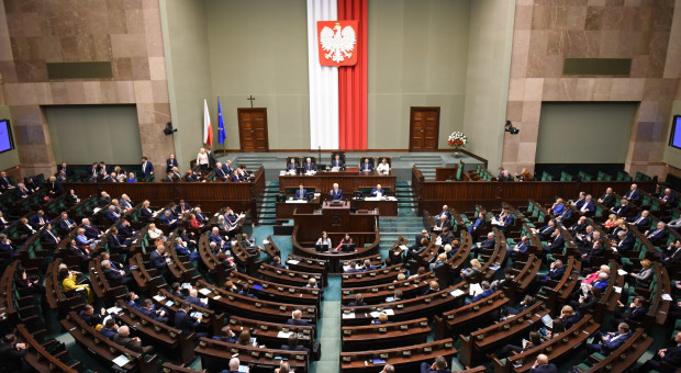 Sala obrad plenarnych Sejmu RP. (fot. Marta Marchlewska/Kancelaria Sejmu/flickr.com/dmena publiczna) 2 kwietnia pikieta pod Sejmem, a Pracodawcy RP popierają pikietujących