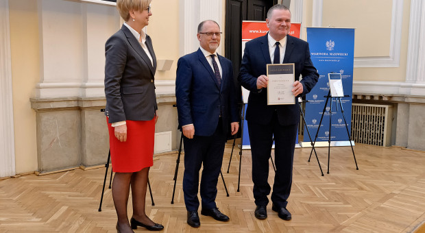 Przedstawiciel jednej z wyróżnionych firm, PGNiG Termika, w czasie odbierania okolicznościowego dyplomu dla przedsiębiorstwa. (fot. materiały prasowe) Firmy wyróżnione za wspieranie kształcenia zawodowego w województwie mazowieckim