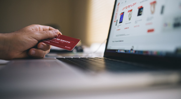 Wartość polskiego rynku e-commerce w pandemicznym roku 2020 przekroczyła 100 mld zł (fot. Shutterstock) Polski rynek e-commerce rozwinął się dzięki pandemii COVID-19