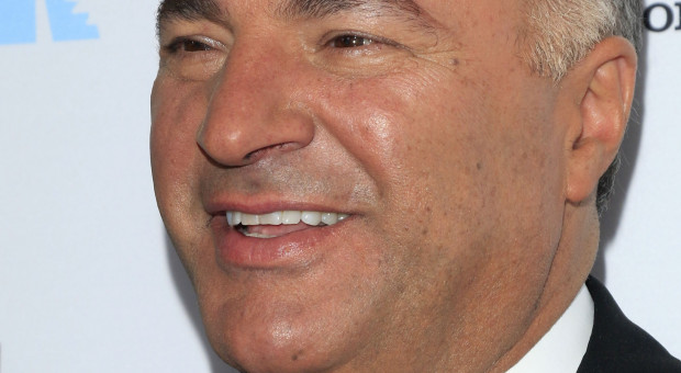 Multimilioner Kevin O'Leary jest jedną z gwiazd amerykańskiego show "Shark Tank", w którym przedsiębiorcy prezentują swoje pomysły na biznes przed znanymi inwestorami. Fot. Shutterstock Kevin O'Leary: Powinniśmy głośno mówić, ile zarabiamy
