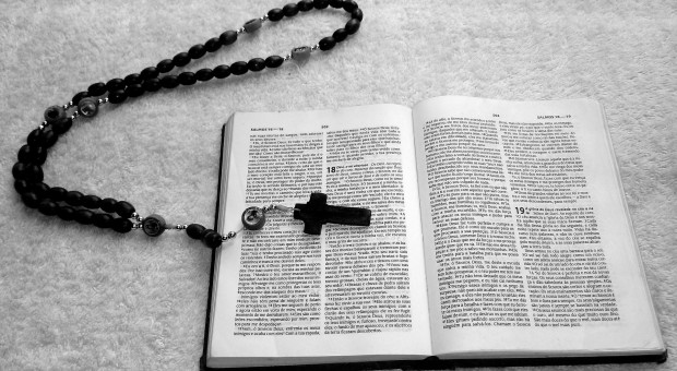 Pracownik sieci hotelowej został też rzekomo poproszony o wypełnienie formularza dotyczącego jego nawyków seksualnych (Fot. Pixabay) Został ukarany przez pracodawcę, bo nie chciał poddać się egzorcyzmowi