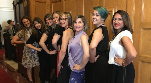 Pracownice Parlamentu Kolumbii Brytyjskiej przyszły do pracy ubrane niezgodnie z obowiązującym w instytucji dress code'em (Fot. Twitter/Shannon Waters) Parlamentarzystki wywalczyły prawo do odkrywania ramion w pracy