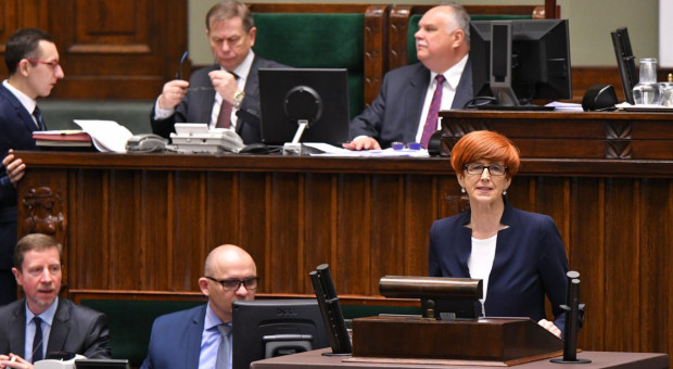 Minister Elżbieta Rafalska na mównicy sejmowej. (fot. MRPiPS/twitter.com) Minister jest pewna, że Emerytura Plus to krok w stronę zaspokojenia oczekiwań Polaków