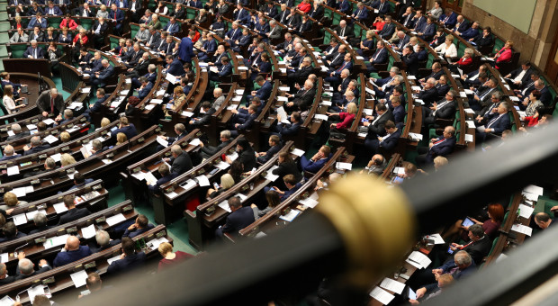 Posłówie w czasie posiedzenia Sejmu RP. (fot. Krzysztof Białoskórski/Kancelaria Sejmu/flickr.com/domena publiczna) Posłowie przegłosowali Ustawę o Funduszu Polskiej Nauki