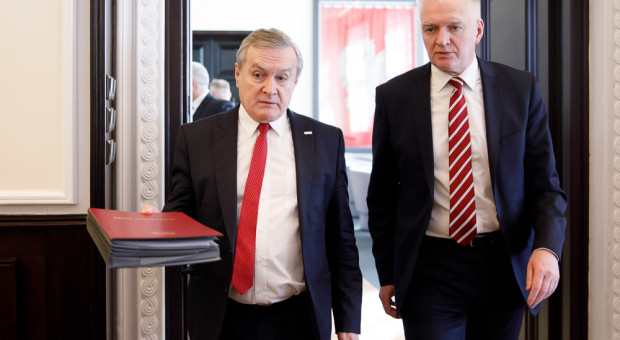 Wicepremierzy Jarosław Gowin (po prawej) i Piotr Gliński (po lewej) w czasie kwietniowego posiedzenia rzadu. (fot. Krystian Maj/KPRM/flickr.com/domna publiczna) Wicepremier Gowin z aprobatą o polskich uczelniach i kształceniu na potrzeby gospodarki