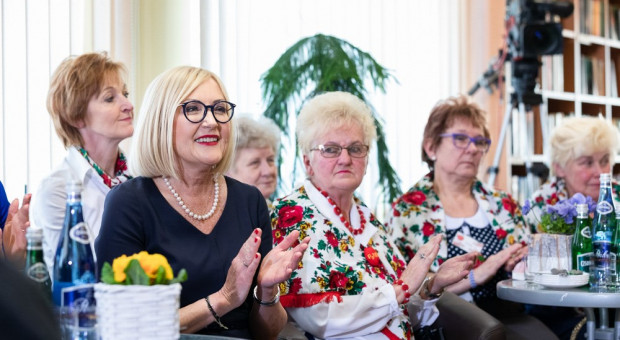 Rzeczniczka rządu w czasie spotkania z klubami seniora. (fot.Adam Guz/KPRM/flickr.com/domena publiczna) Emerytura plus za rok i za dwa lata? Rzeczniczka rządu nie mówi nie