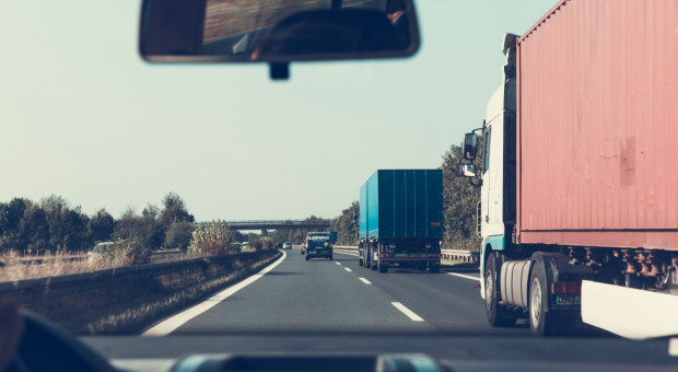 Bogdanowicz przewiduje, że po czwartkowej decyzji w branży transportowej zagrożonych jest bezpośrednio kilkadziesiąt tysięcy miejsc pracy. (fot. pexels.com/domena publiczna) Andrzej Bogdanowicz ze Związku Pracodawców Transportu komentuje nowe propozycje prawa głosowane przez Europarlament