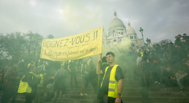 Protesty żółtych kamizelek nasiliły się we Francji jesienią 2018 r. W niektórych miejscach kraju miały drastyczny i agresywny przebieg. (fot. Olivier Ortelpa/flickr.com/CC BY 2.0) Ruch żółtych kamizelek nie doczekał się odpowiedzi na swoje postulaty. Co zrobią Francuzi?