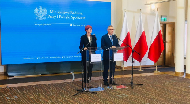 - Niech ci, którzy nie wiedzą, doczytają tę ustawę, dowiedzą się. Niech nie kłamią zwyczajnie. Niech nie podsycają niepokoju emerytów - mówiła szefowa resortu rodziny. (fot. MRPiPS/twitter.com) Rafalska: Dementuję doniesienia, że całość Emerytury plus będzie finansowana z Funduszu Pracy