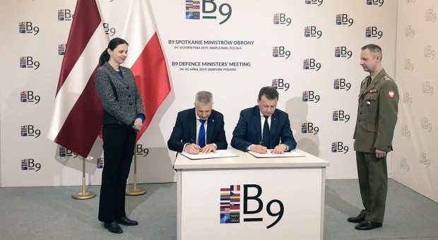 Mariusz Błaszczak i jego łotewski odpowiednik w chwili podpisania nowego porozumienia. (fot. MON/twitter.com) Polska i Łotwa podpisały porozumienie o współpracy w zakresie edukacji obronnej