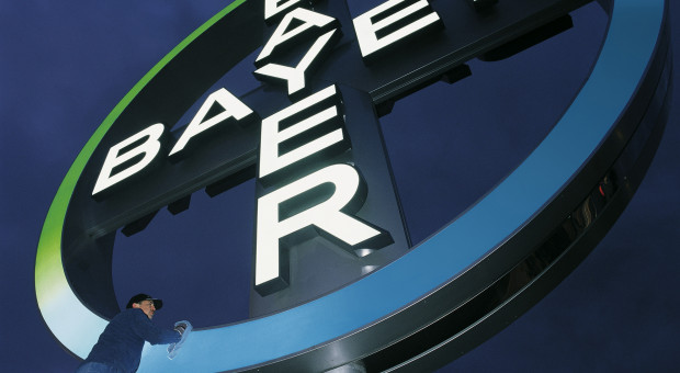 Bayer to firma założona w 1863 r. Obecnie zatrudnia około 120 tysięcy osób na całym świecie (fot. logo firmy Bayer/media.bayer.com/materiały prasowe) Potężne zwolnienia w Bayer. Stracić pracę może nawet 12 tys. osób