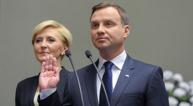 Andrzej Duda pośmiertnie odznaczył lekarza i ratownika, którzy zginęli w wypadku. (fot. prezydent.pl) Lekarz i ratownik medyczny pośmiertnie odznaczeni przez prezydenta